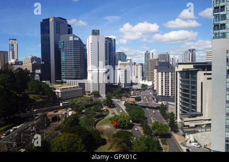 Du côté de Roma Street en direction de King George Square, quartier central des affaires de Brisbane, Queensland, Australie. Pas de monsieur ou PR Banque D'Images