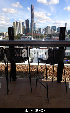 Vue sur la ville et des chaises au bar sur le toit 'Onze', Fortitude Valley, Brisbane, Queensland, Australie. Pas de PR Banque D'Images