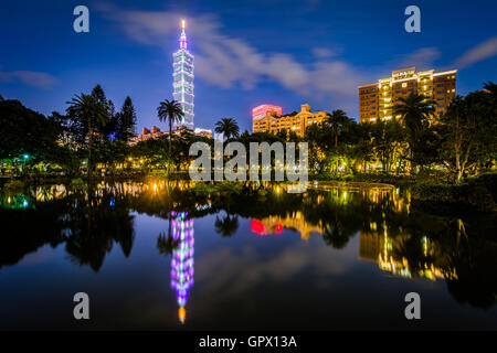 Taipei 101 et un lac à Zhongshan Park la nuit, en Xinyi, Taipei, Taiwan. Banque D'Images