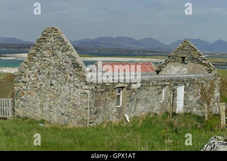 Cottage en pierre ruines sur l'île d'Inishbofin, laissée à des conditions météorologiques et la faune environnante, Galway, Connemarra, Banque D'Images