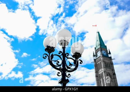 La lumière de la rue en face de la tour de l'horloge du Parlement d'Ottawa (Canada) Banque D'Images