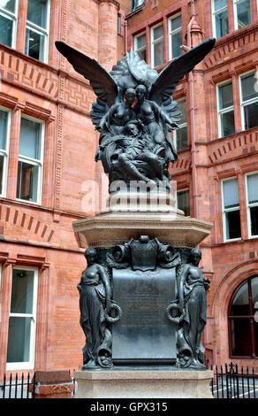 Londres, Angleterre, Royaume-Uni. War Memorial (F W Blundstone ; 1922) dans la région de Waterhouse, Holborn. aux membres de la Prudential.... Banque D'Images