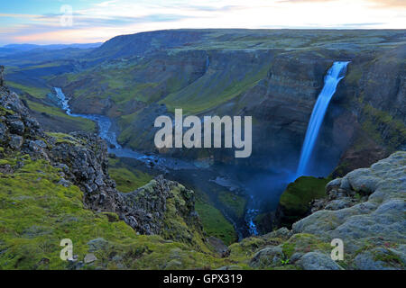 Haifoss et cascade canyon dans les hautes terres d'Islande Banque D'Images