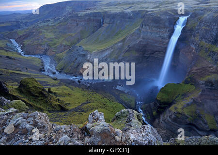 Haifoss et cascade canyon dans les hautes terres d'Islande Banque D'Images