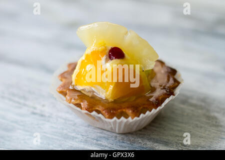 Petit dessert avec des morceaux de fruit. Banque D'Images