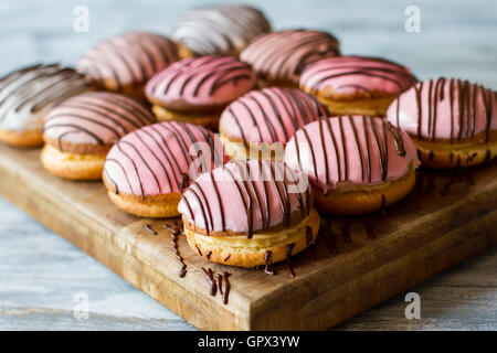 Biscuits Sandwich sur planche de bois. Banque D'Images