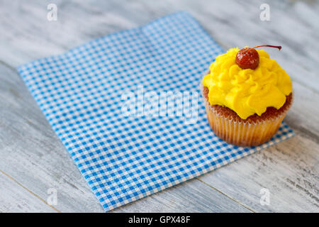 Sur Cupcake serviette à carreaux bleu. Banque D'Images