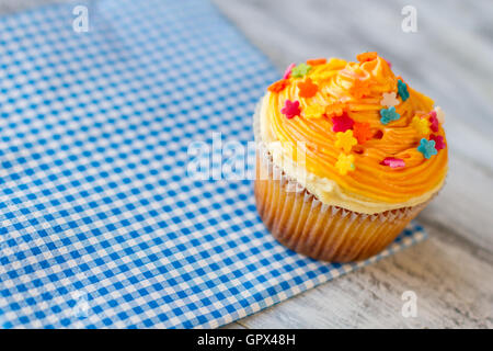 Cupcake lumineux sur serviette. Banque D'Images