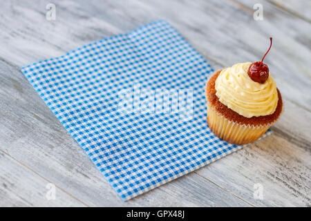 Sur une serviette à carreaux Cupcake. Banque D'Images