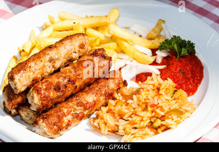 Cevapcici traditionnel avec du riz et des beignets Français Banque D'Images