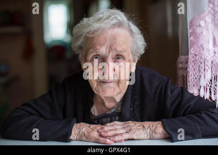 Portrait de femme à l'âge de la retraite. Une femme âgée. Banque D'Images