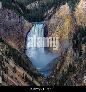 Lower Falls, la plus grande cascade dans la région de Yellowstone, est le plus célèbre dans le parc. 308-pied grand cascade. Inspiration point Banque D'Images