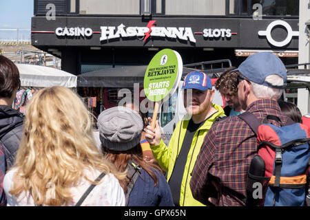 Les touristes avec guide pour le début de la plaque tenue de ville à pied en centre-ville. Lækjartorg, Reykjavik, Iceland, Europe Banque D'Images