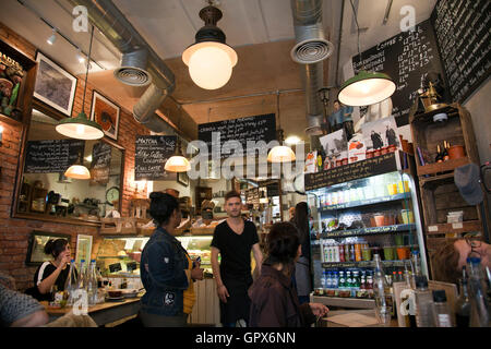 Golborne Deli sur Golborne Road à Londres W11 - UK Banque D'Images