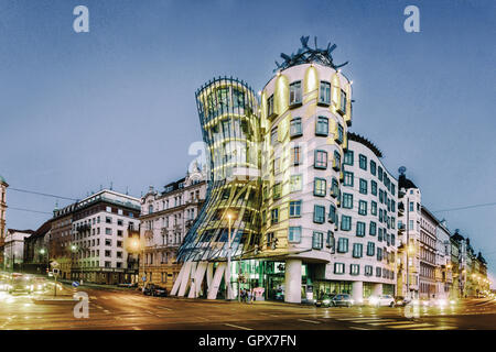 Prague Modern Building by Frank Gehry Dancing House Prague la nuit arrive, Prague Dancing House Blue Hour Prague République tchèque Banque D'Images