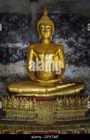 Bouddhas d'or dans la région de Wat Suthat, Bangkok, Thaïlande Banque D'Images