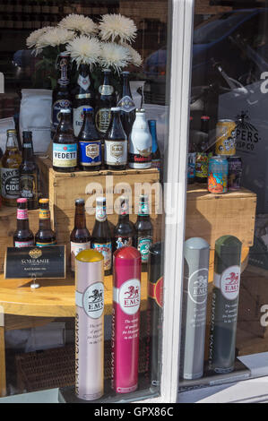 Bouteilles de bière dans une fenêtre de la licence, Louth, Lincolnshire, Angleterre Banque D'Images