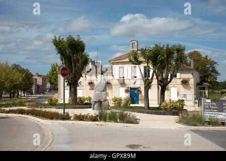 Saint Julien Bordeaux France Le petit hôtel de ville dans le centre de Saint Julien dans la région de production de vin de Bordeaux Banque D'Images