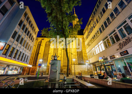 Dortmund, AUG 31 : la belle église - St.-Katholisches Pfarramt St. Jean Baptiste autour de nuit avec des lumières le Août 31, 2016 Banque D'Images