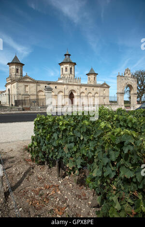 Saint Estèphe, Bordeaux, France le château historique COS d'Estournel situé le long de la route des vins de Saint Estèphe près de Bordeaux Banque D'Images