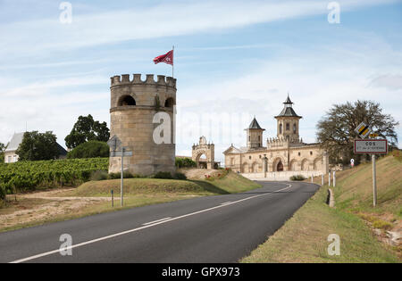 Saint Estèphe Bordeaux France l'historique Château Cos d'Estournel situé le long de la route des vins de Saint Estèphe près de Bordeaux Banque D'Images