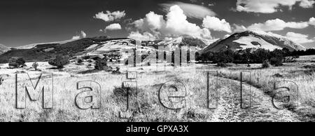 Noir et blanc panorama du groupe montagne de la Majella vue nord avec texte Banque D'Images