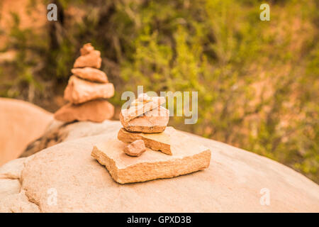 Des cairns sur Park Avenue Trail dans Arches National Park Utah USA Banque D'Images