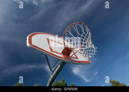 Un réseau express régional de basket-ball contre le ciel bleu. Banque D'Images