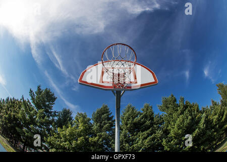 Un réseau express régional de basket-ball contre le ciel bleu. Banque D'Images