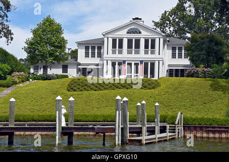Bateau maison blanche sur la rivière avec le drapeau américain. Banque D'Images