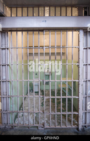 L'intérieur du couloir de prison au pénitencier d'Alcatraz, avec la ligne de chambres Banque D'Images