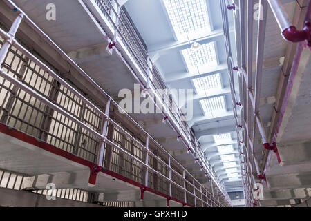 L'intérieur du couloir de prison au pénitencier d'Alcatraz, avec la ligne de chambres Banque D'Images