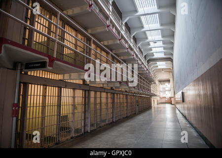 L'intérieur du couloir de prison au pénitencier d'Alcatraz, avec la ligne de chambres Banque D'Images