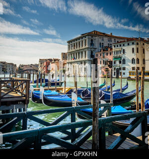 Gondoles ou des bateaux sur le Grand canal à Venise ville magnifique Banque D'Images