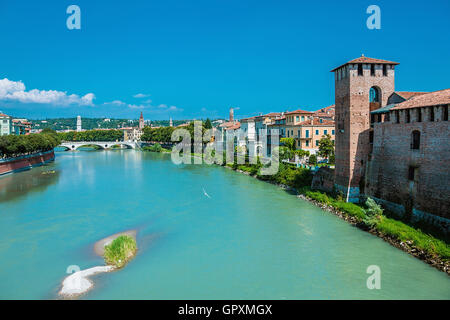 Ponte Pietra sur le fleuve Adige, ancien pont romain de la vieille ville de Vérone, Italie Banque D'Images