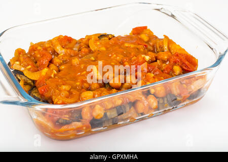 La Moussaka libanaise de l'Aubergine, pois chiches, tomates et oignons Banque D'Images