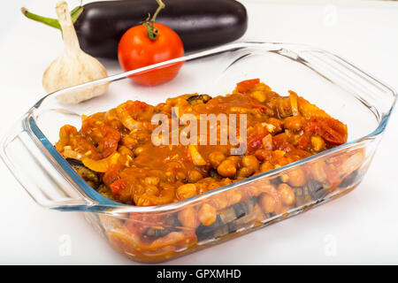 La Moussaka libanaise de l'Aubergine, pois chiches, tomates et oignons Banque D'Images