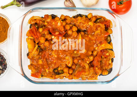 La Moussaka libanaise de l'Aubergine, pois chiches, tomates et oignons Banque D'Images