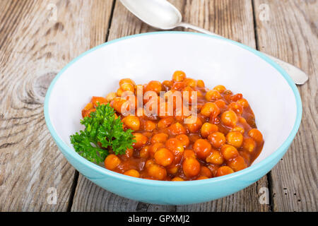 L'écrou dans Harissa Sauce Studio Photo sur bois Banque D'Images