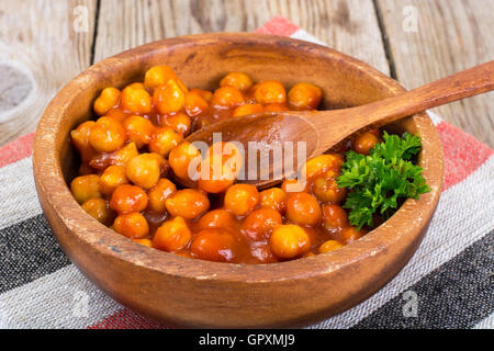L'écrou dans Harissa Sauce Studio Photo sur bois Banque D'Images