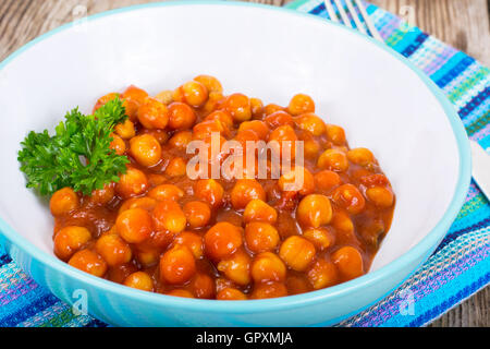 L'écrou dans Harissa Sauce Studio Photo sur bois Banque D'Images