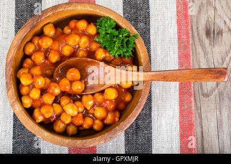 L'écrou dans Harissa Sauce Studio Photo sur bois Banque D'Images