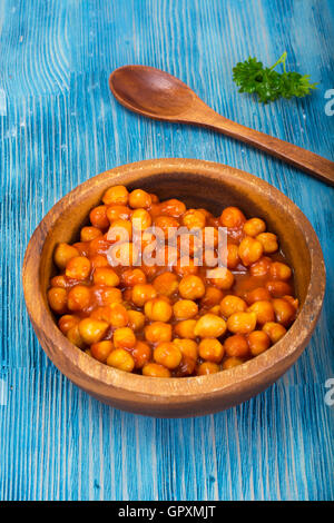 L'écrou dans Harissa Sauce Studio Photo sur bois Banque D'Images