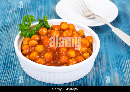 L'écrou dans Harissa Sauce Studio Photo sur bois Banque D'Images