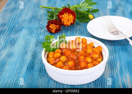 L'écrou dans Harissa Sauce Studio Photo sur bois Banque D'Images