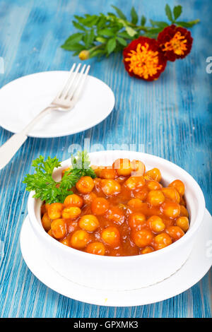 L'écrou dans Harissa Sauce Studio Photo sur bois Banque D'Images