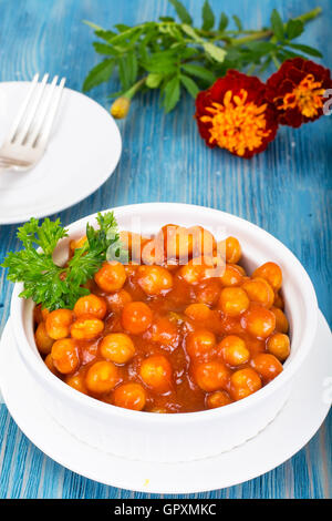 L'écrou dans Harissa Sauce Studio Photo sur bois Banque D'Images