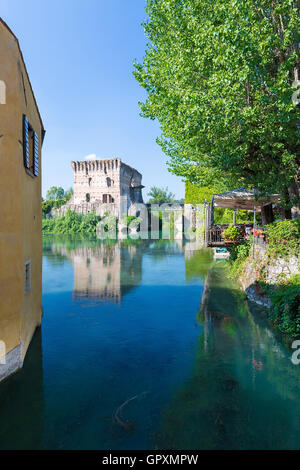 Édifice médiéval sur le Mincio à Borghetto, Vérone, Italie Banque D'Images