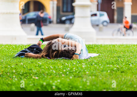 Padoue, Italie - 5 août 2016 : La Piazza de Prato della Valle, Padova, Italie.Les jeunes se détendre sur l'herbe Banque D'Images