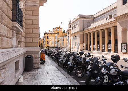 Scooters en stationnement sur la rue dans une rangée Banque D'Images